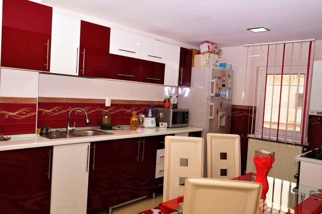 Home Away From Home Petrila Экстерьер фото
